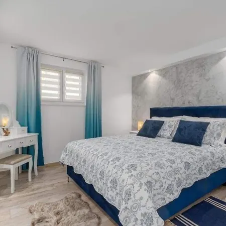 Apartman With Parking Space - 22308 *