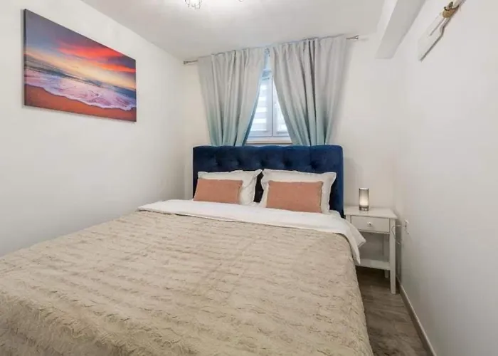 With Parking Space - 22308 普拉