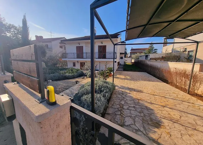 With Parking Space - 22308 普拉